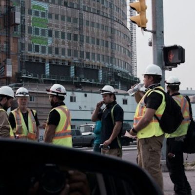 W co powinien być wyposażony każdy pracownik budowy – zadbaj o swoje bezpieczeństwo podczas pracy